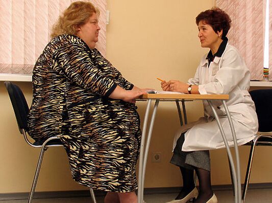 Dans le cabinet d'un phlébologue, un patient atteint de varices causées par l'obésité. 